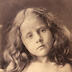 "The Anniversary." portrait en buste d'une petite fille en studio, penchant la tête, les mains jointes sur son buste nu